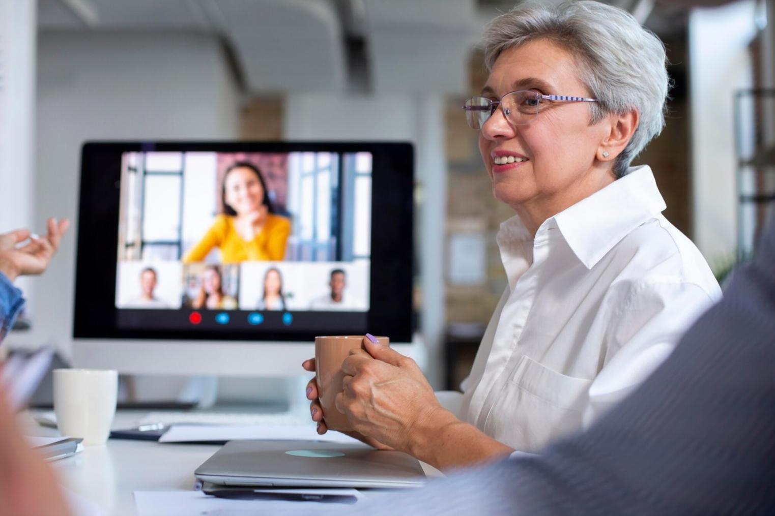 Espace de travail organisé avec documents financiers et outils de gestion