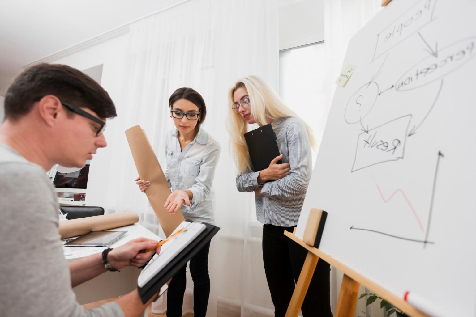 Espace de travail avec ordinateur et documents financiers