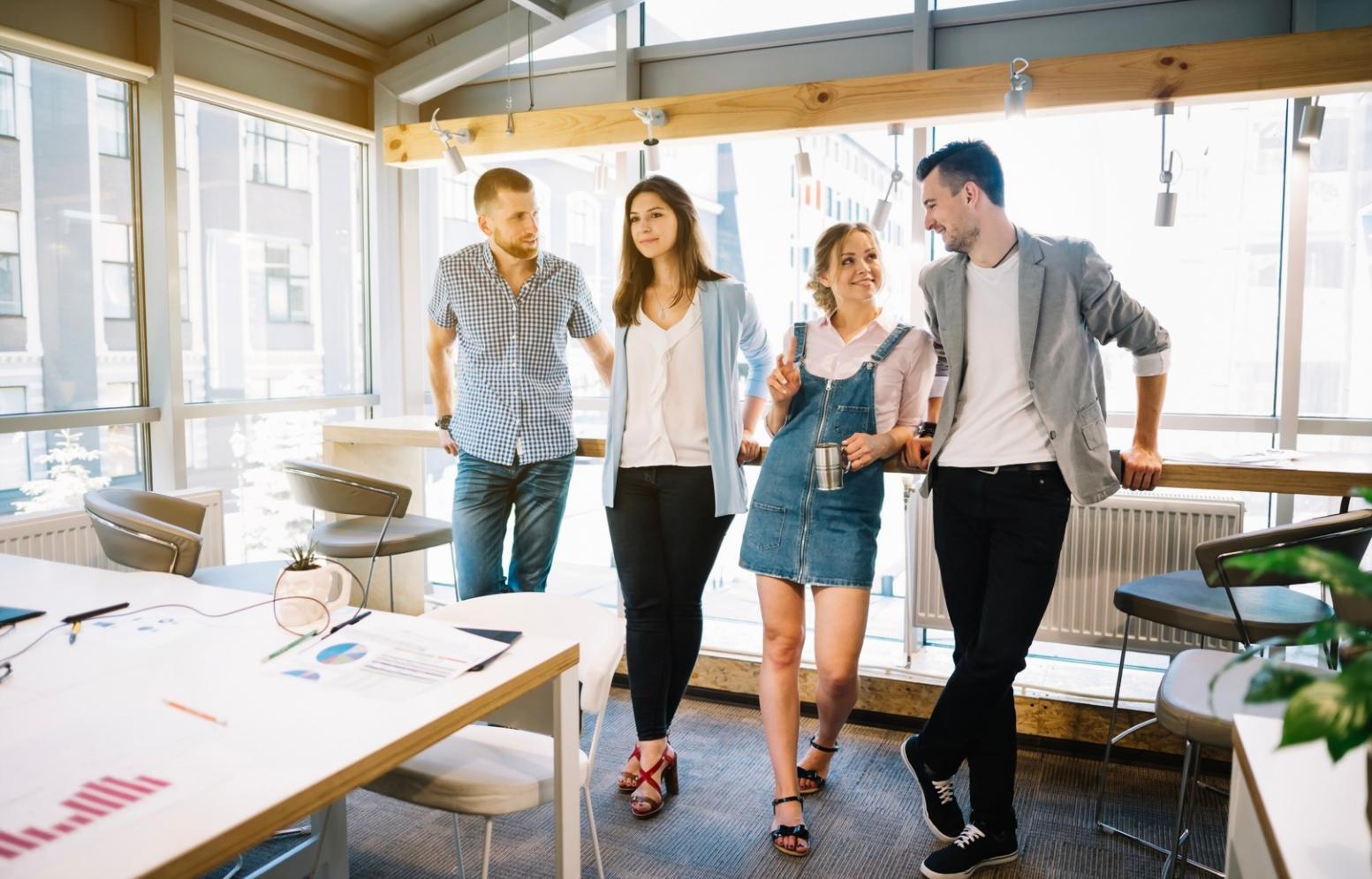 Espace de travail collaboratif où se construisent les stratégies financières adaptées aux entrepreneurs du numérique